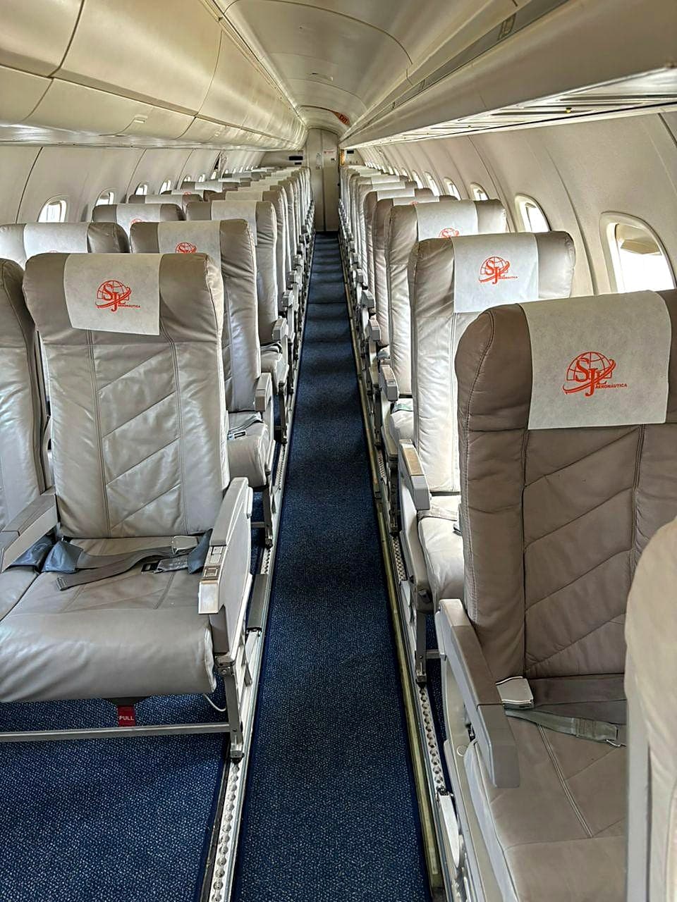 Cabine da frota Embraer da SJL com estofos em pele