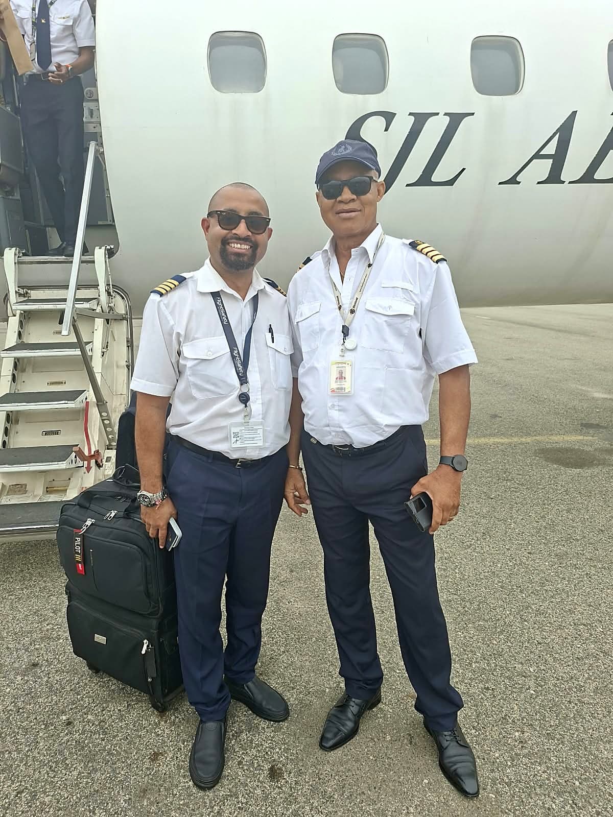 Comandantes da SJL Aeronáutica junto ao Embraer