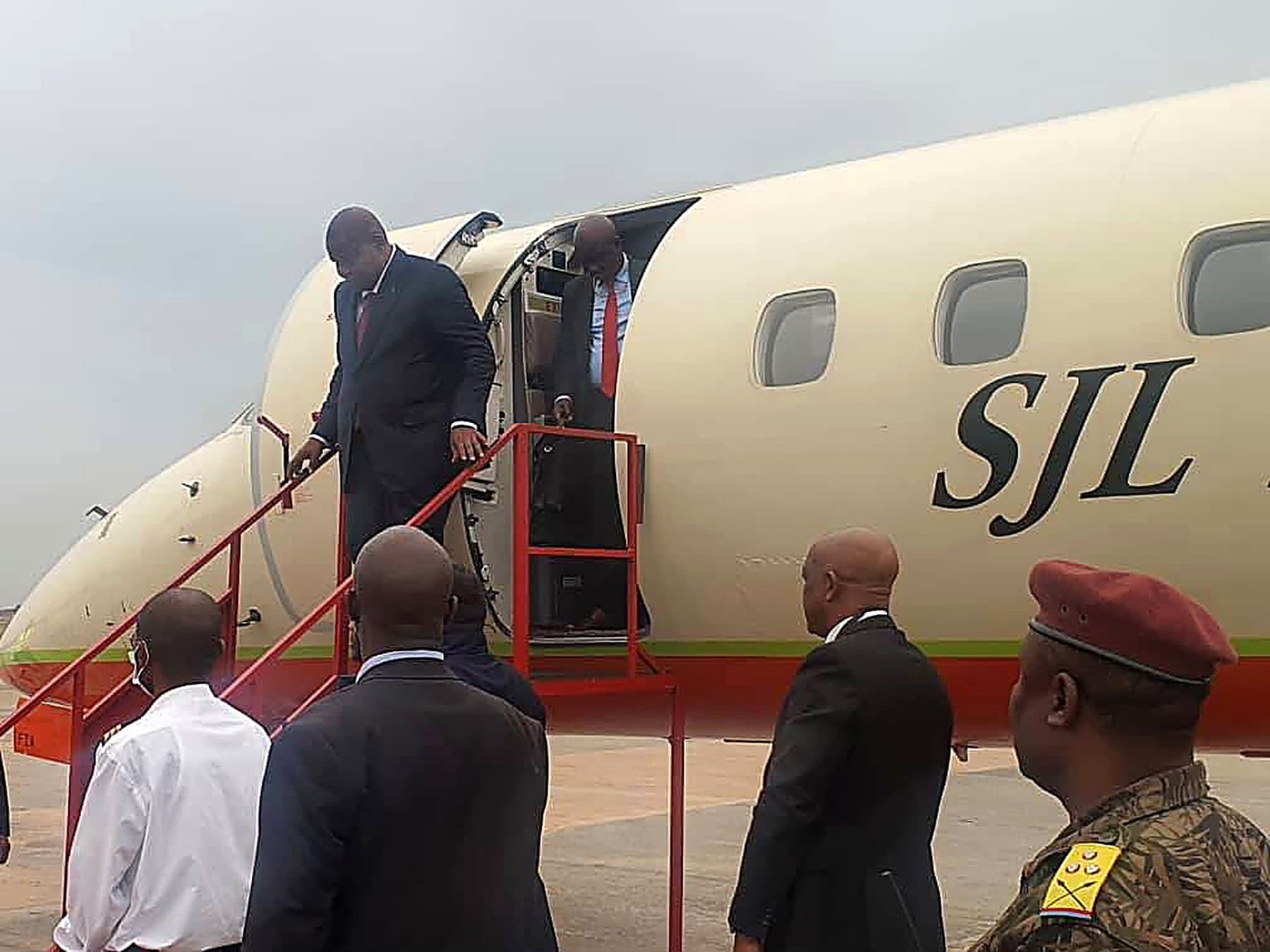 Presidente da República Centro-Africana a desembarcar de uma aeronave da SJL