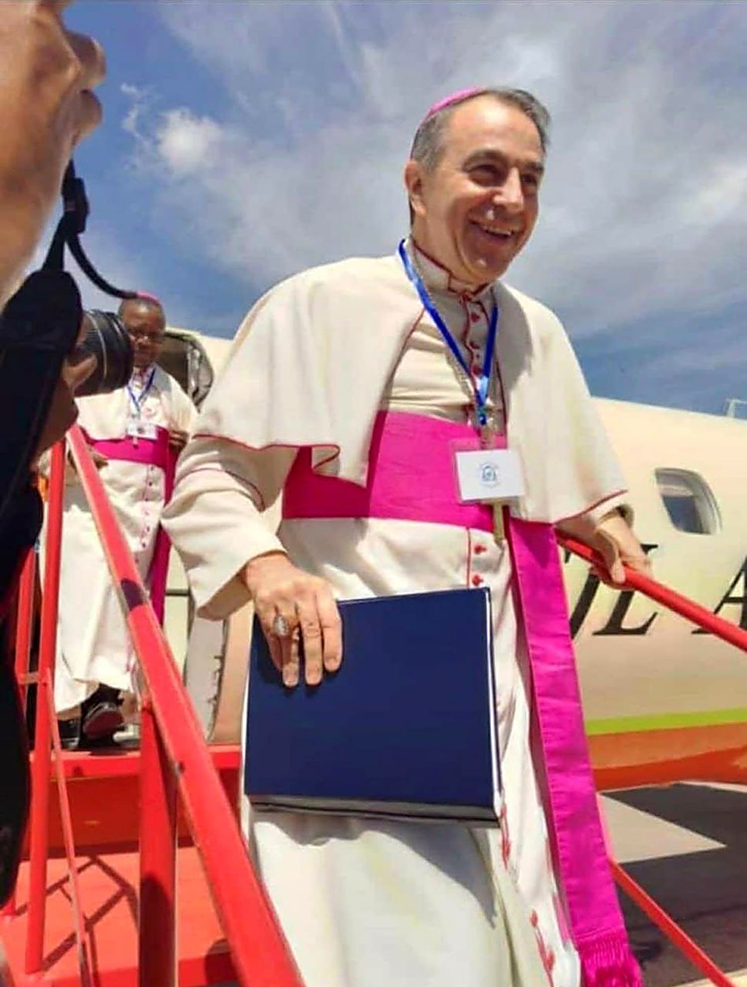 Delegado de Roma a desembarcar de uma aeronave da SJL Aeronáutica