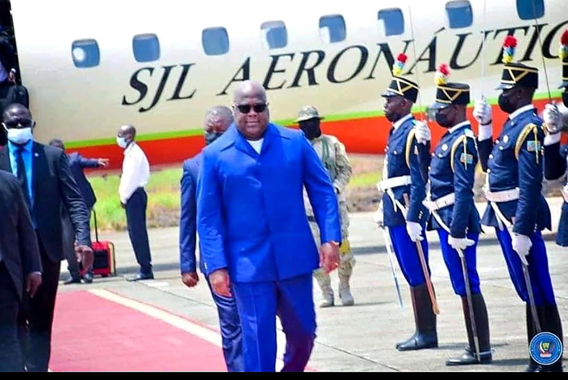 Chegada presidencial junto a uma aeronave da SJL Aeronáutica, com guarda de honra