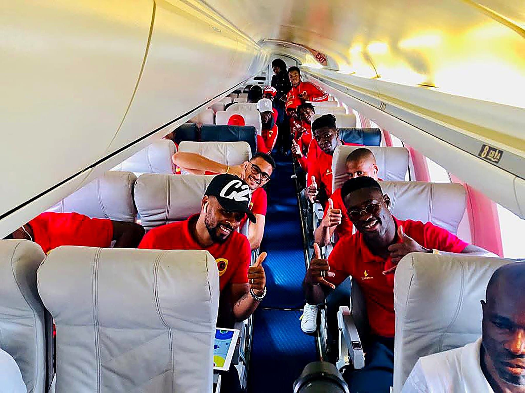 Equipa desportiva a bordo de uma aeronave da SJL Aeronáutica