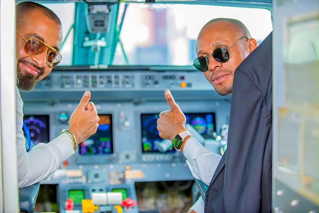 Comandantes da SJL no cockpit do Embraer