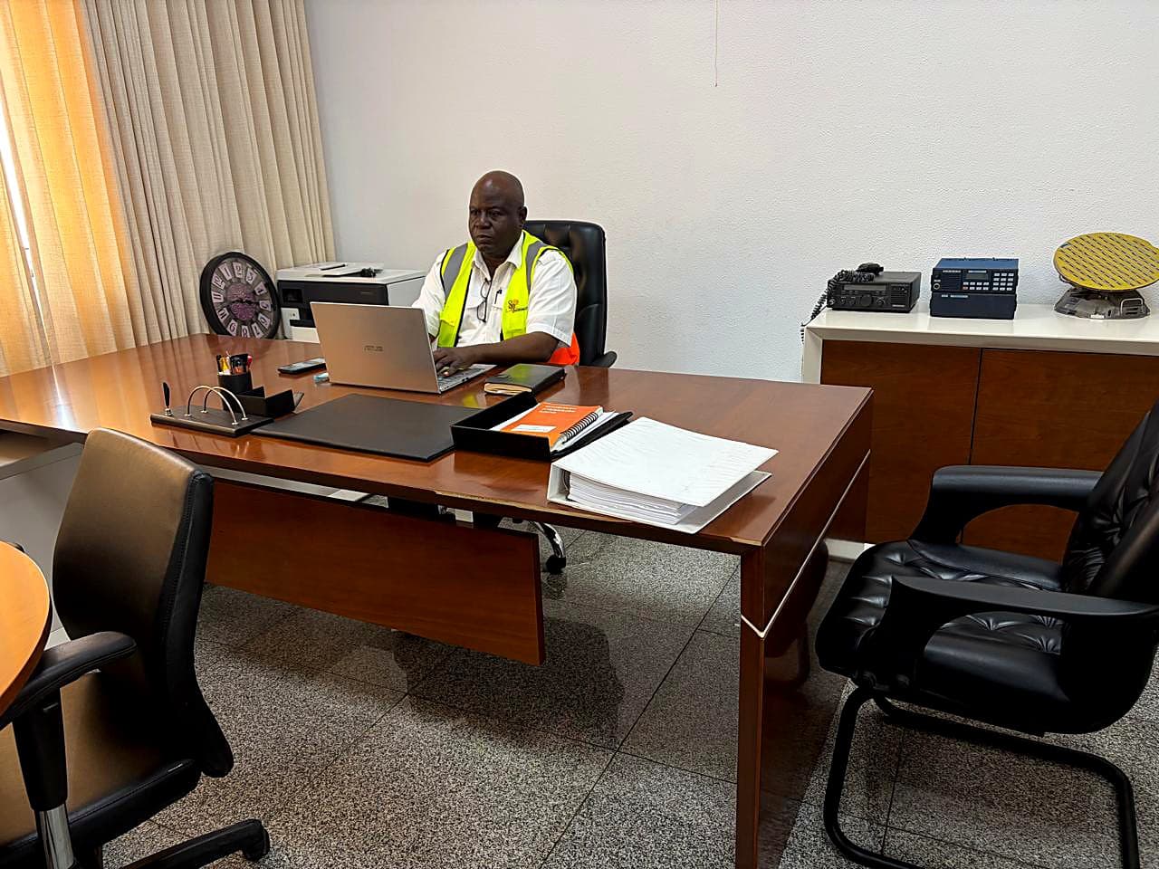 Director de Operações de Voo da SJL no seu gabinete