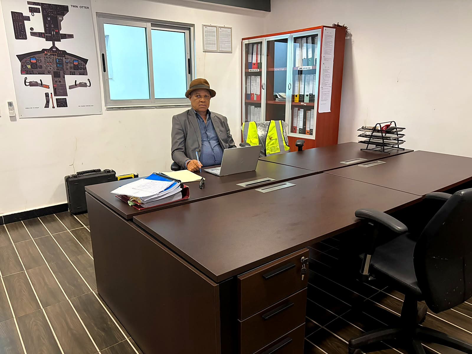 Director de Manutenção da SJL no seu gabinete